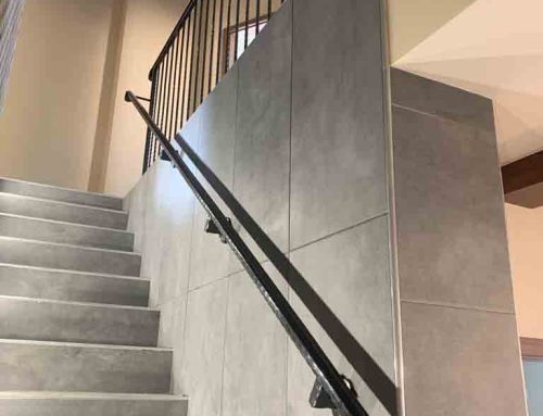 Milyen karbantartást igényelnek az acél kapuk és kerítések? 2 Miért válasszon acélt a korlátszerkezethez? – előnyök a fa, műanyag vagy üveg helyett